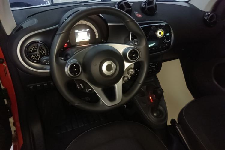 Used smart fortwo 2015 1.0L 52 kW Hardtop Passion Edition Center Console