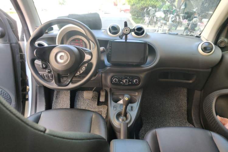 Used smart fortwo 2015 1.0L 52 kW hardtop Dynamic version Center Console
