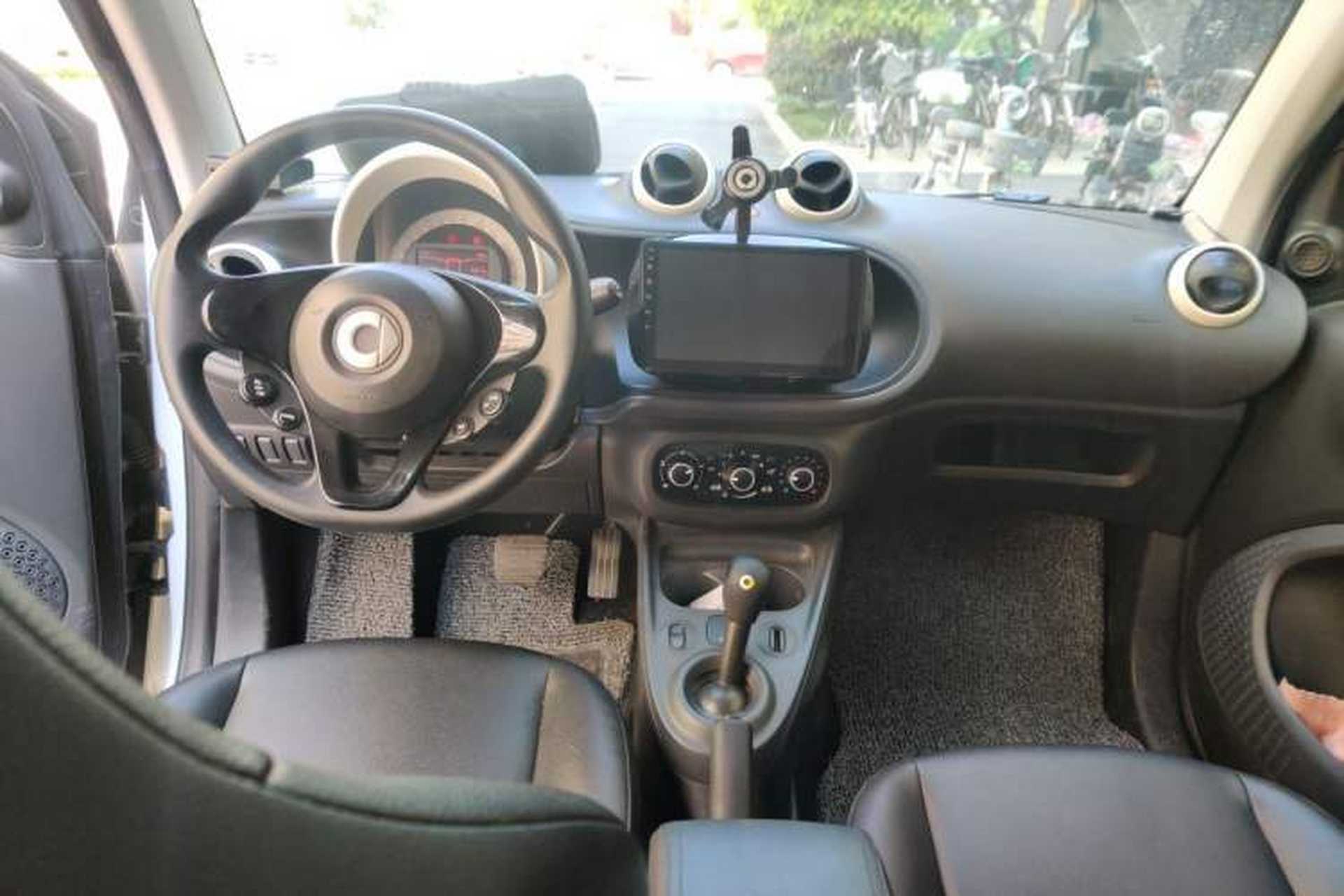 Used smart fortwo 2015 1.0L 52 kW hardtop Dynamic version Center Console