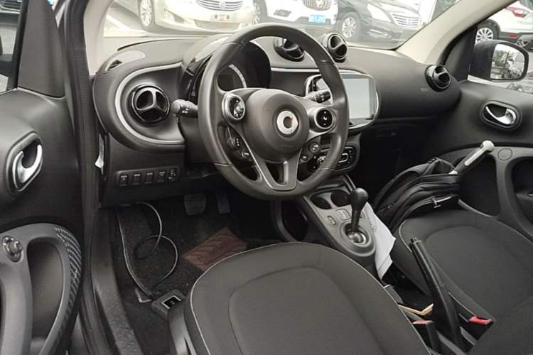 Used smart fortwo 2015 1.0L 52 kW Hardtop Passion Edition Center Console
