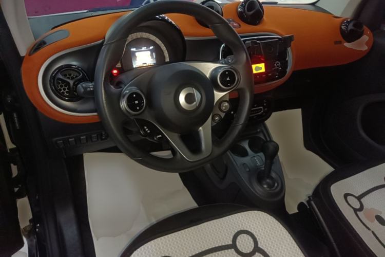Used smart fortwo 2015 1.0L 52 kW Hardtop Passion Edition Center Console