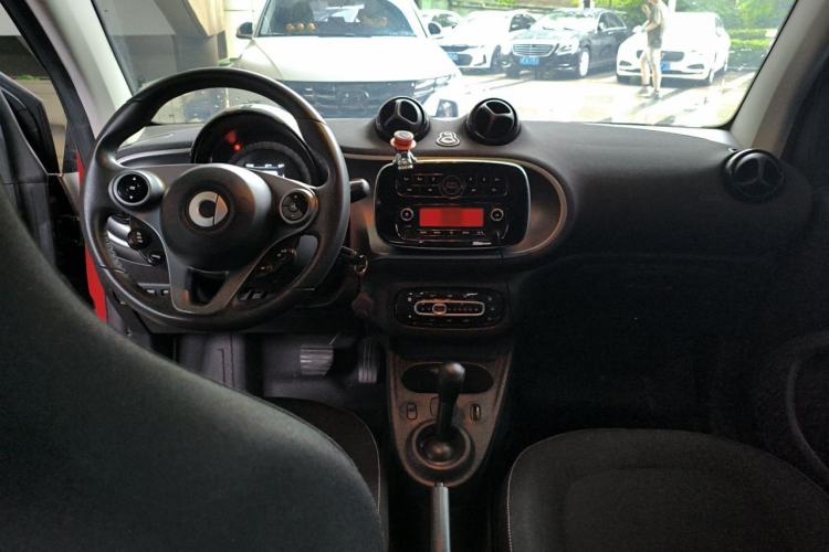 Used smart fortwo 2015 1.0L 52 kW Hardtop Passion Edition Center Console