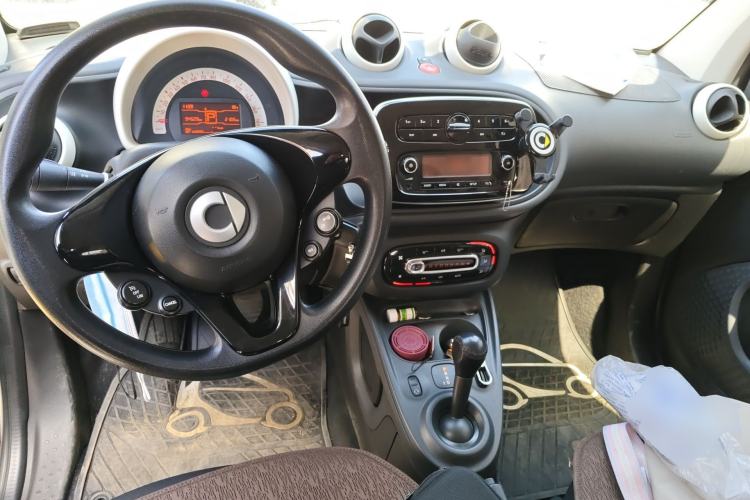 Used smart fortwo 2015 1.0L 52 kW hardtop Dynamic version Center Console