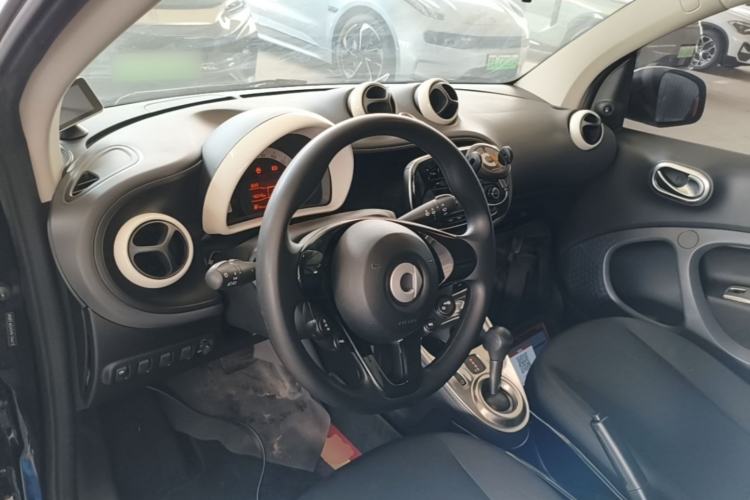 Used smart fortwo 2015 1.0L 52 kW hardtop Dynamic version Center Console