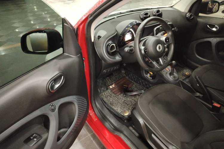 Used smart fortwo 2015 1.0L 52 kW Hardtop Passion Edition Driver Seat