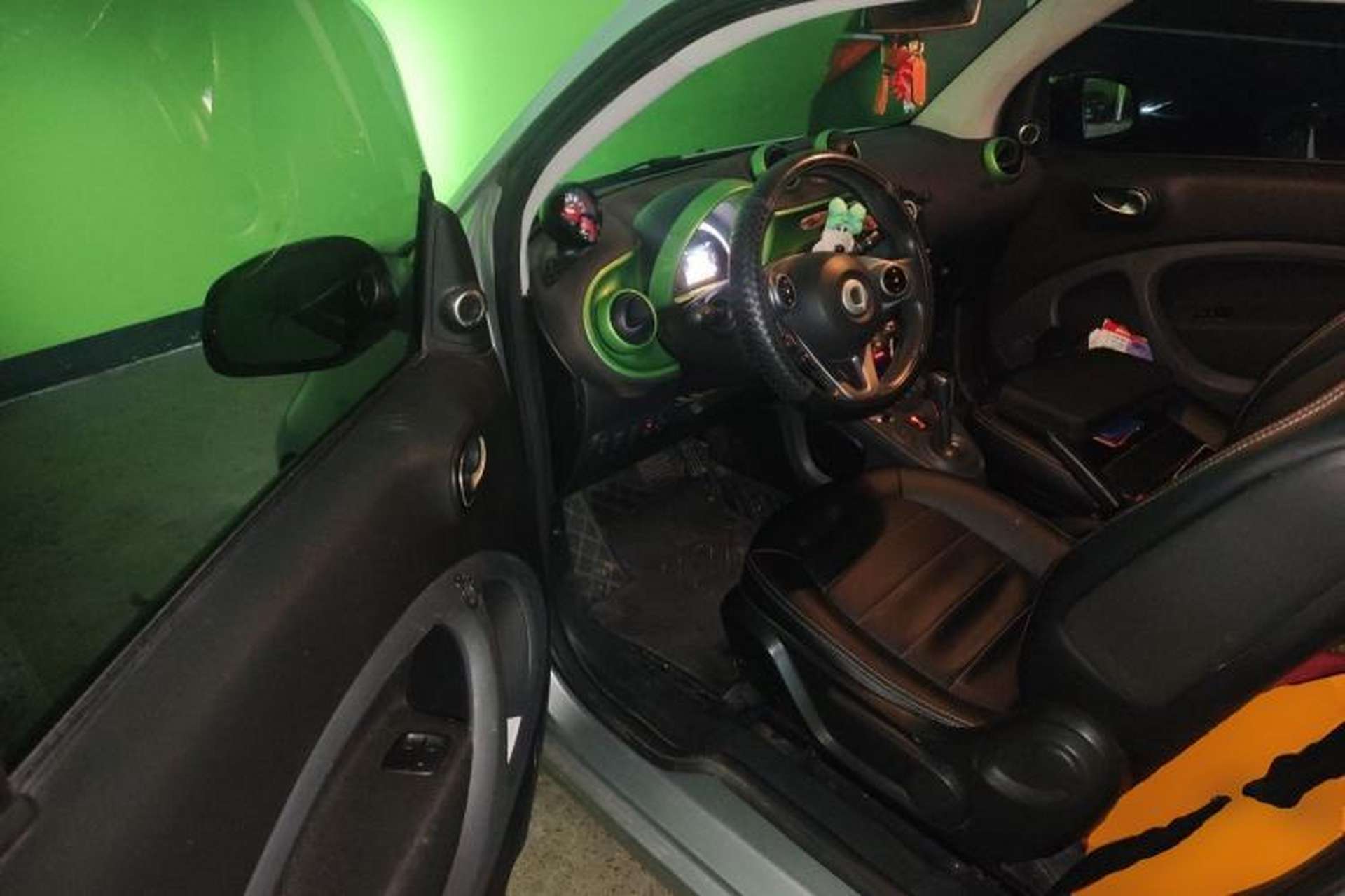 Used smart fortwo 2015 1.0L 52 kW Hardtop Passion Edition Driver Seat