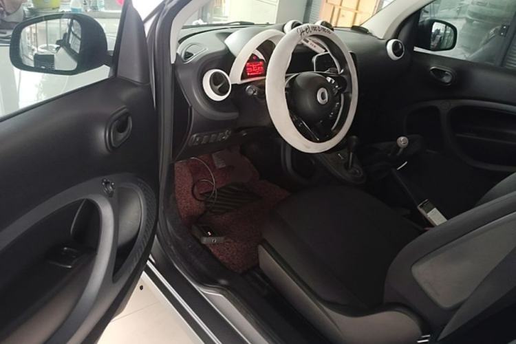 Used smart fortwo 2015 1.0L 52 kW hardtop Dynamic version Driver Seat
