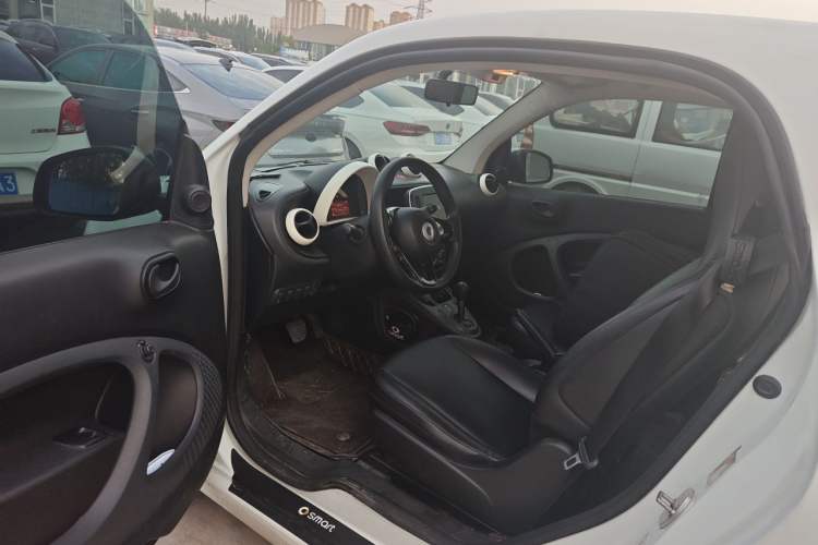 Used smart fortwo 2015 1.0L 52 kW hardtop Dynamic version Driver Seat