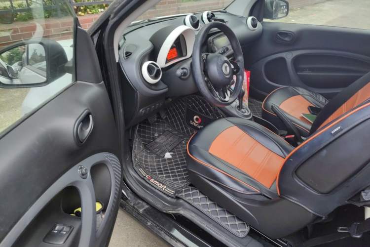 Used smart fortwo 2015 1.0L 52 kW hardtop Dynamic version Driver Seat