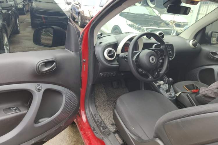 Used smart fortwo 2015 1.0L 52 kW hardtop Dynamic version Driver Seat