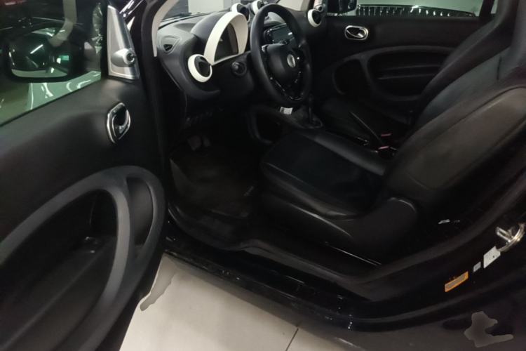 Used smart fortwo 2015 1.0L 52 kW hardtop Dynamic version Driver Seat