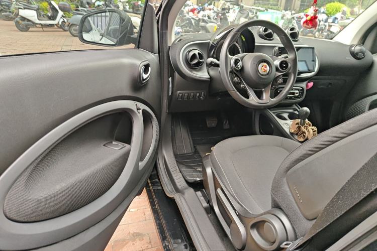 Used smart fortwo 2015 1.0L 52 kW Hardtop Passion Edition Driver Seat
