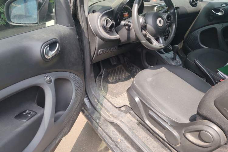 Used smart fortwo 2015 1.0L 52 kW Hardtop Passion Edition Driver Seat