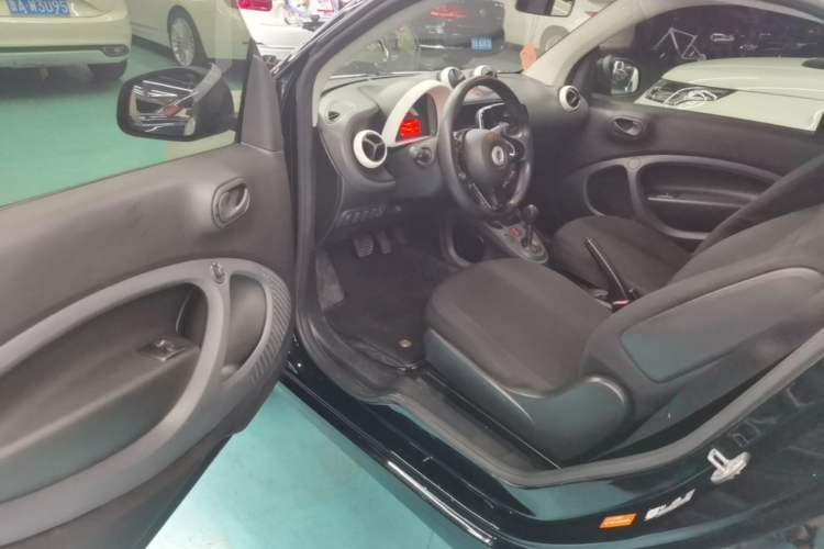 Used smart fortwo 2015 1.0L 52 kW hardtop Dynamic version Driver Seat