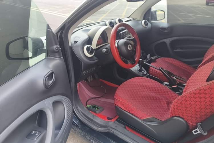Used smart fortwo 2015 1.0L 52 kW hardtop Dynamic version Driver Seat