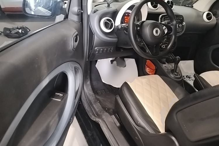 Used smart fortwo 2015 1.0L 52 kW hardtop Dynamic version Driver Seat