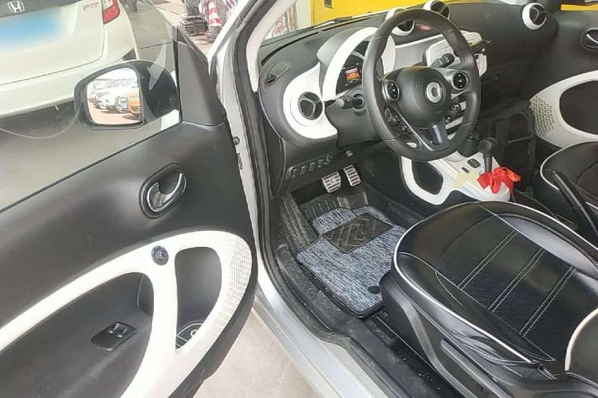 Used smart fortwo 2015 1.0L 52 kW Hardtop Passion Edition Driver Seat