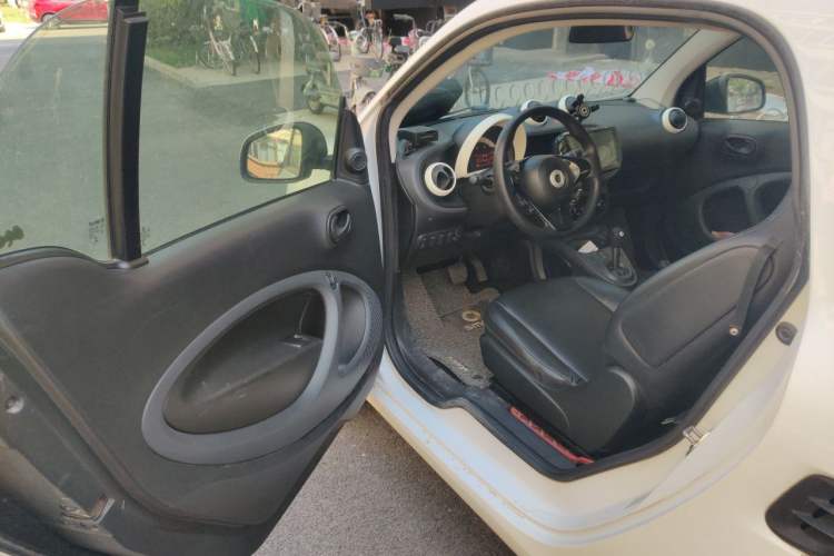 Used smart fortwo 2015 1.0L 52 kW hardtop Dynamic version Driver Seat