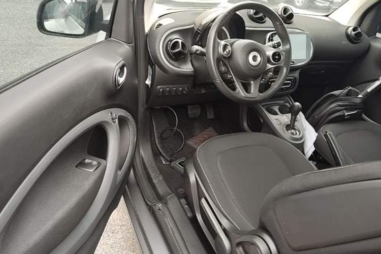 Used smart fortwo 2015 1.0L 52 kW Hardtop Passion Edition Driver Seat