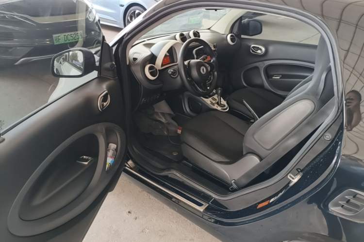 Used smart fortwo 2015 1.0L 52 kW hardtop Dynamic version Driver Seat