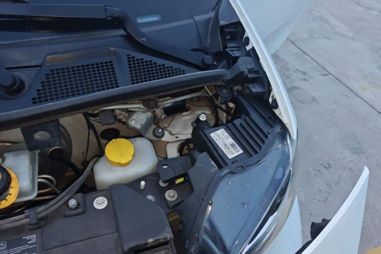 Used smart fortwo 2015 1.0L 52 kW hardtop Dynamic version Engine Bay Left