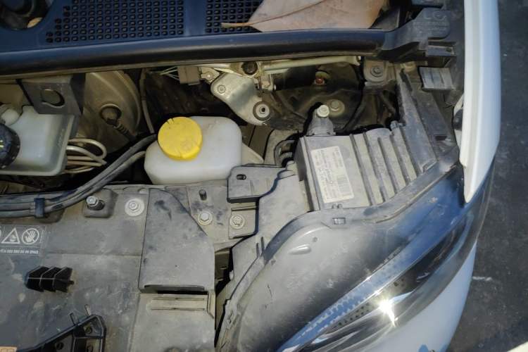 Used smart fortwo 2015 1.0L 52 kW hardtop Dynamic version Engine Bay Left