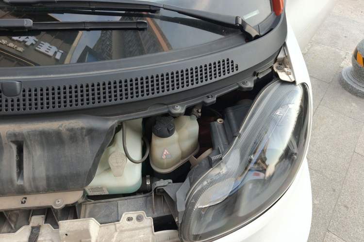 Used smart fortwo 2015 1.0 MHD Spark Special Edition Engine Bay Left