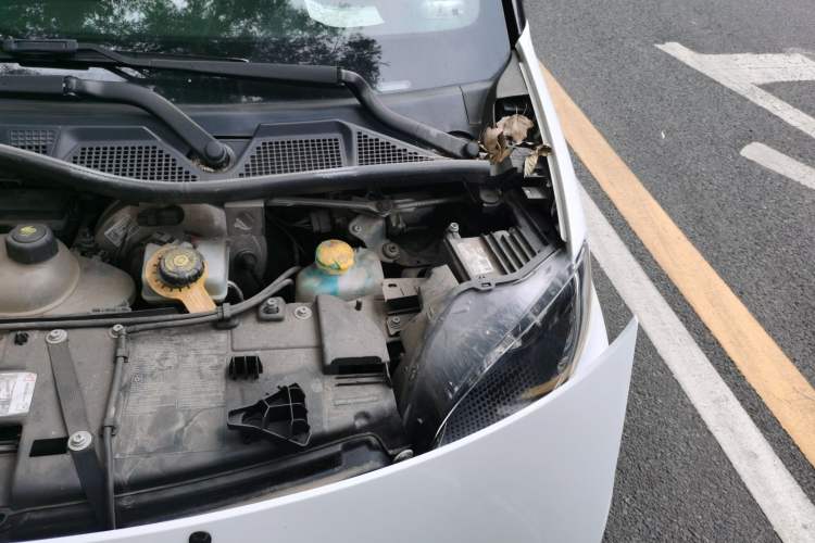 Used smart fortwo 2015 1.0L 52 kW hardtop Dynamic version Engine Bay Left