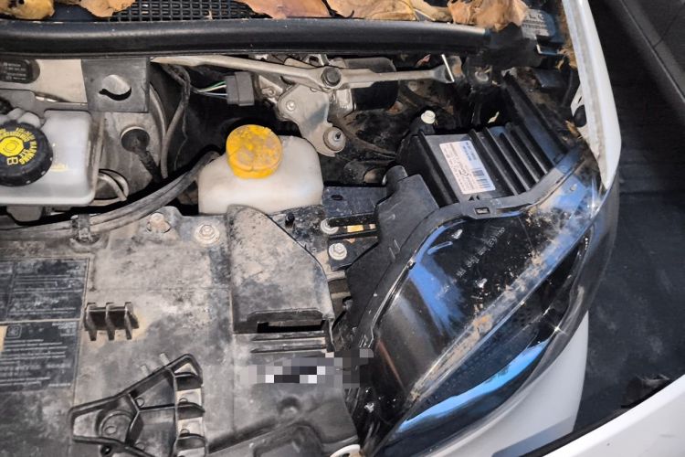 Used smart fortwo 2015 1.0L 52 kW hardtop Dynamic version Engine Bay Left