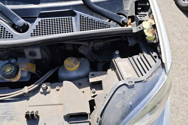 Used smart fortwo 2015 1.0L 52 kW hardtop Dynamic version Engine Bay Left
