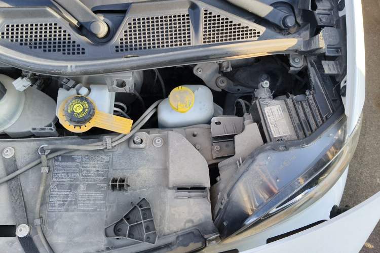 Used smart fortwo 2015 1.0L 52 kW hardtop Dynamic version Engine Bay Left