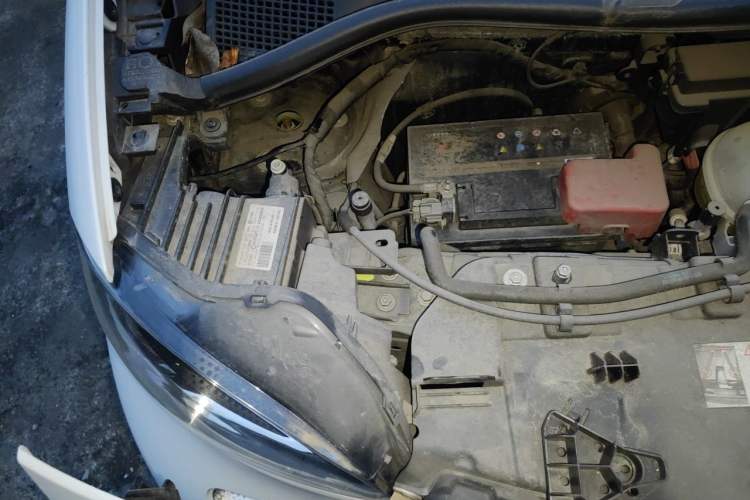 Used smart fortwo 2015 1.0L 52 kW hardtop Dynamic version Engine Bay Right