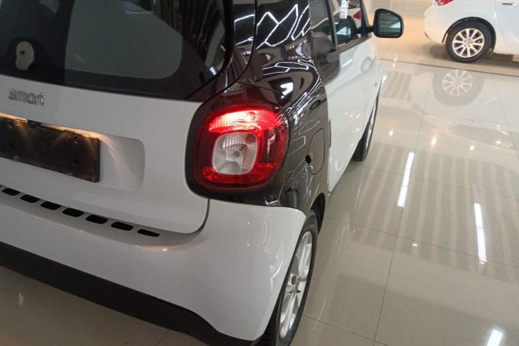 Used smart fortwo 2015 1.0L 52 kW hardtop Dynamic version Exterior 3