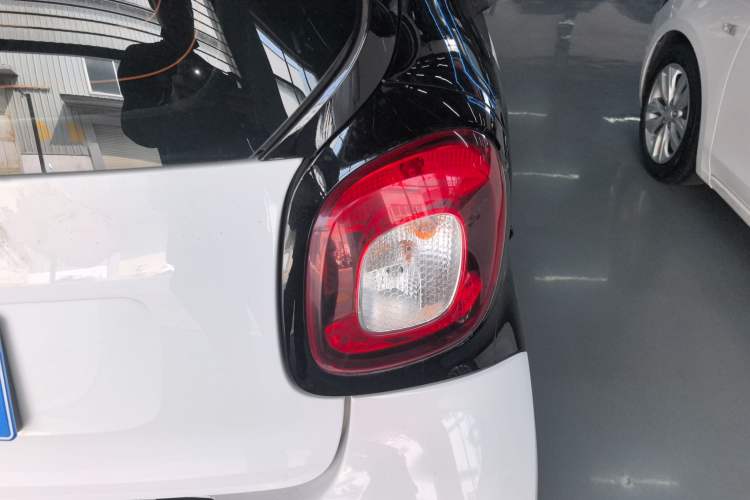 Used smart fortwo 2015 1.0L 52 kW Hardtop Passion Edition Exterior 3