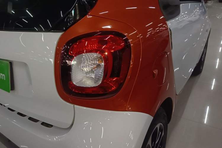 Used smart fortwo 2015 1.0L 52 kW Hardtop Passion Edition Exterior 3