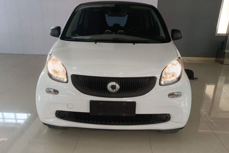 Used smart fortwo 2015 1.0L 52 kW hardtop Dynamic version Front
