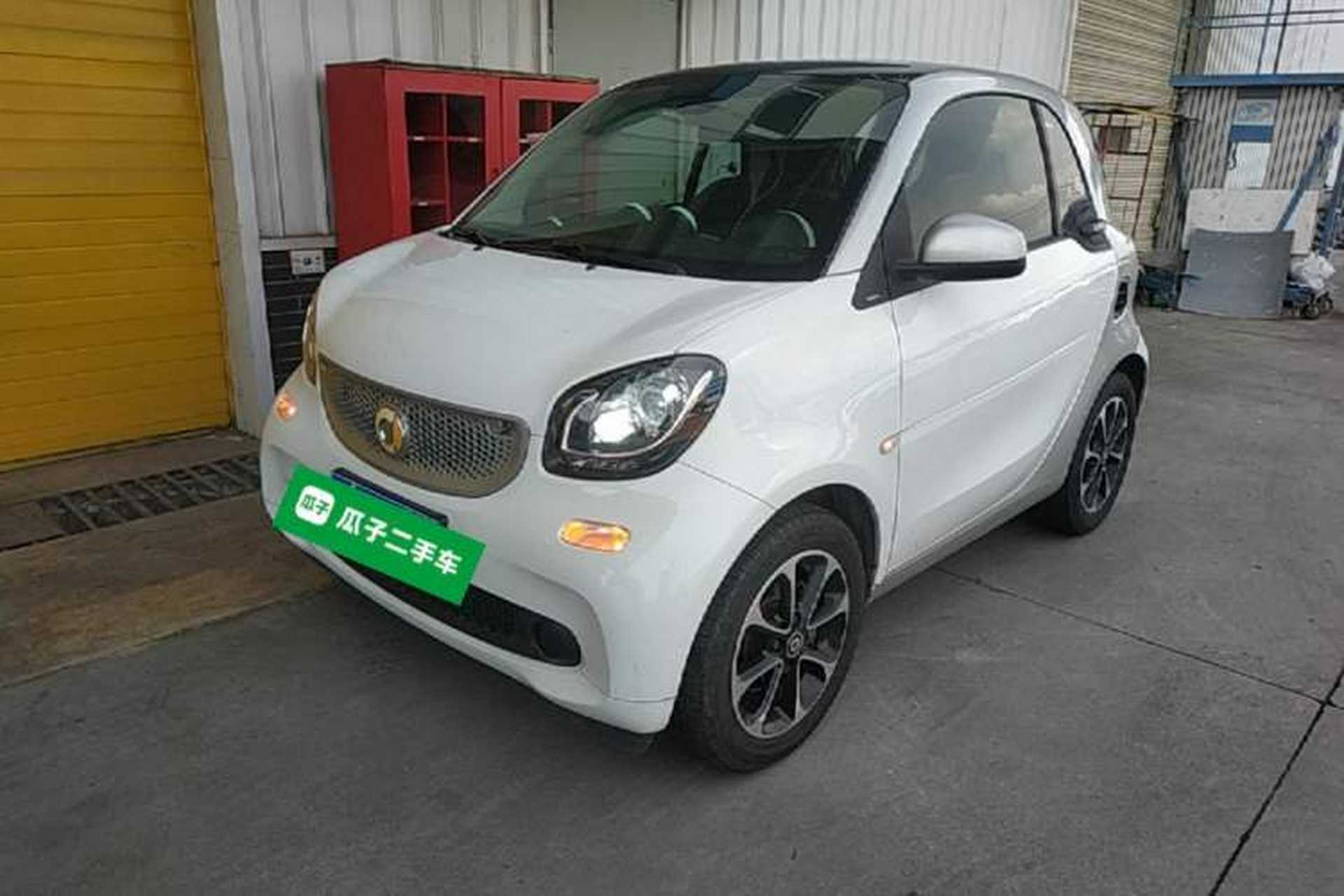 Used smart fortwo 2015 1.0L 52 kW Hardtop Passion Edition Front Left 45 Deg