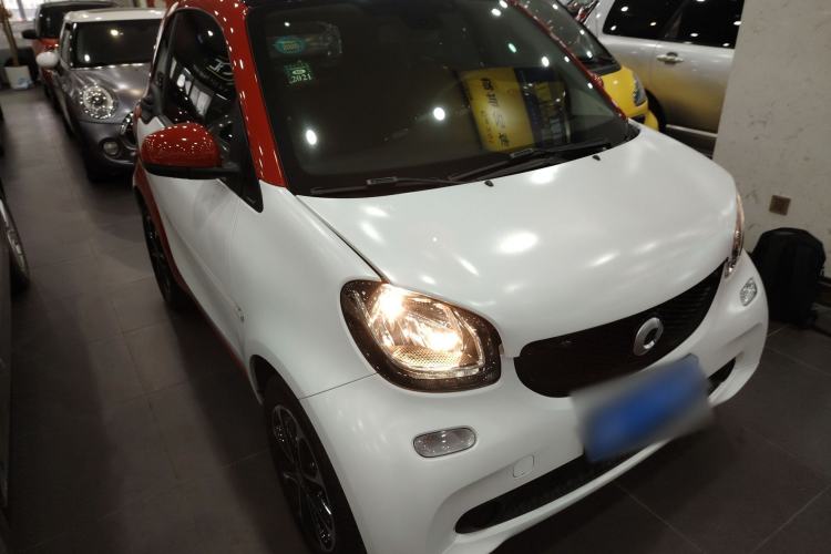 Used smart fortwo 2015 1.0L 52 kW Hardtop Passion Edition Front Right 45 Deg