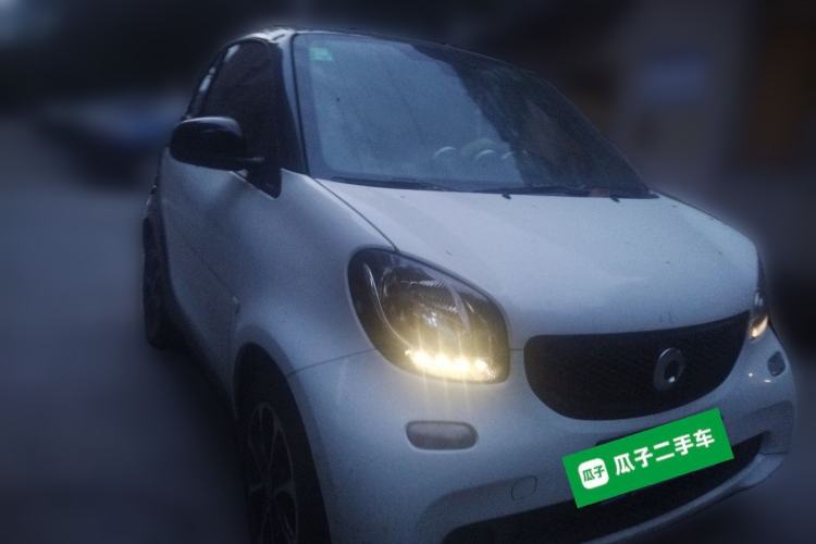 Used smart fortwo 2015 1.0L 52 kW Hardtop Passion Edition Front Right 45 Deg