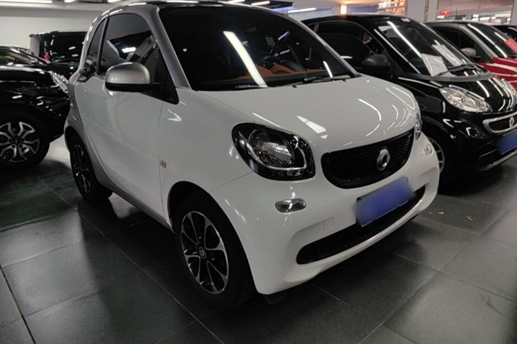 Used smart fortwo 2015 1.0L 52 kW Hardtop Passion Edition Front Right 45 Deg