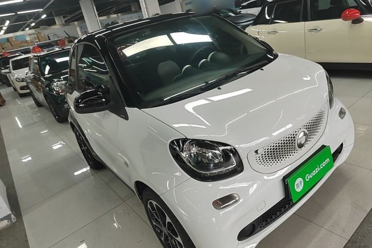 Used smart fortwo 2015 1.0L 52 kW Hardtop Passion Edition Front Right 45 Deg