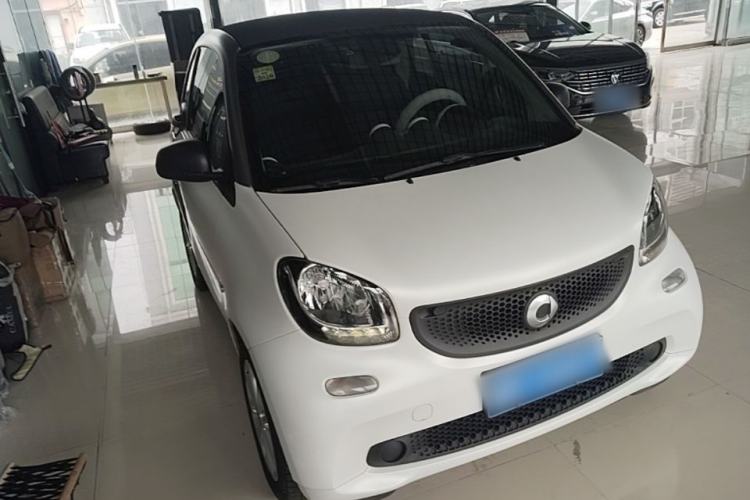 Used smart fortwo 2015 1.0L 52 kW hardtop Dynamic version Front Right 45 Deg