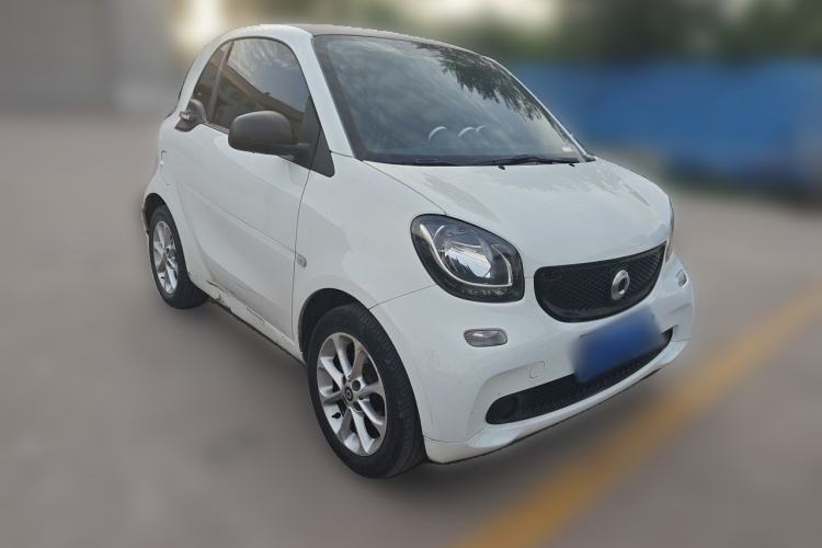 Used smart fortwo 2015 1.0L 52 kW hardtop Dynamic version Front Right 45 Deg