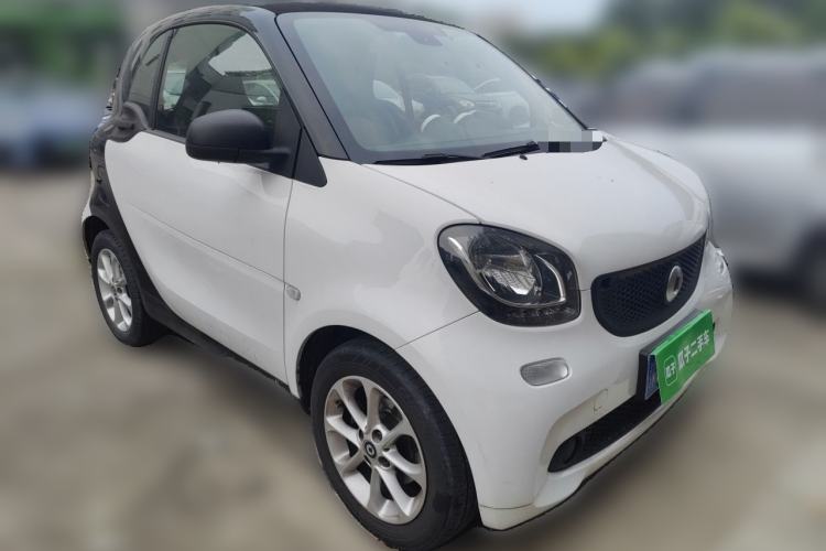Used smart fortwo 2015 1.0L 52 kW hardtop Dynamic version Front Right 45 Deg