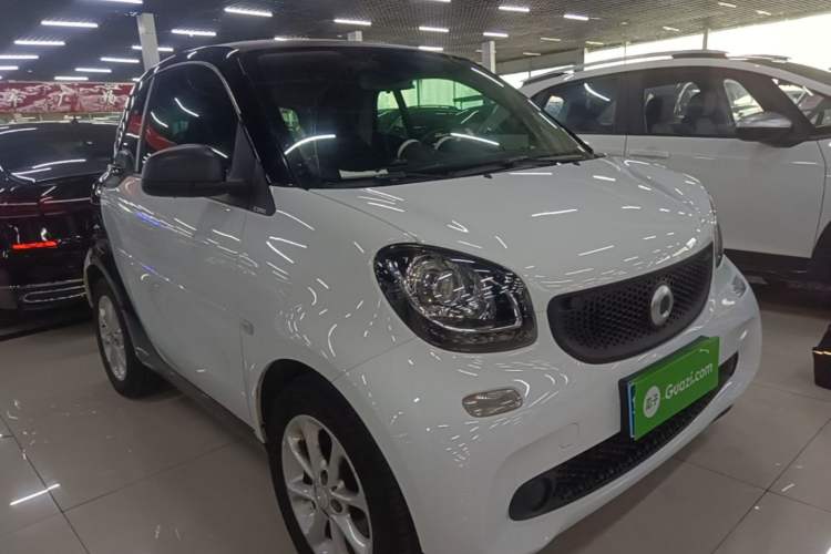 Used smart fortwo 2015 1.0L 52 kW hardtop Dynamic version Front Right 45 Deg