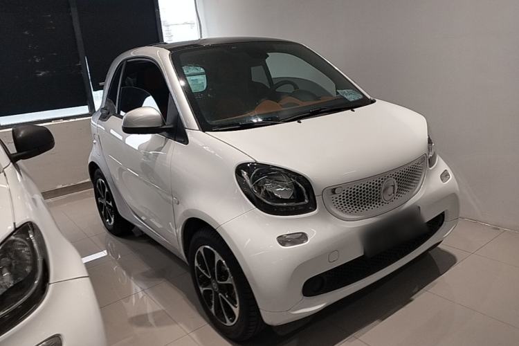 Used smart fortwo 2015 1.0L 52 kW Hardtop Passion Edition Front Right 45 Deg
