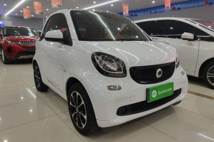 Used smart fortwo 2015 1.0L 52 kW Hardtop Passion Edition Front Right 45 Deg
