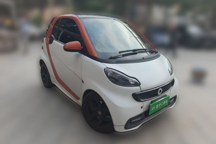 Used smart fortwo 2015 1.0 MHD Spark Special Edition Front Right 45 Deg