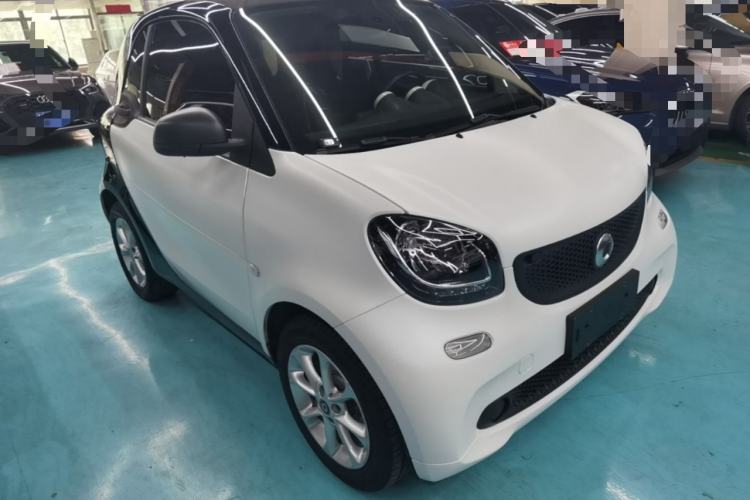 Used smart fortwo 2015 1.0L 52 kW hardtop Dynamic version Front Right 45 Deg