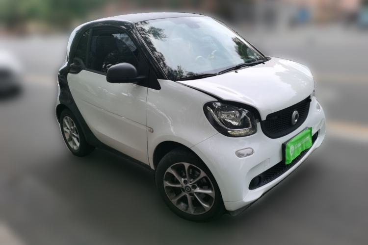 Used smart fortwo 2015 1.0L 52 kW hardtop Dynamic version Front Right 45 Deg
